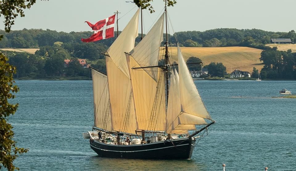 Fulton med sejlene oppe på Kolding Fjord
